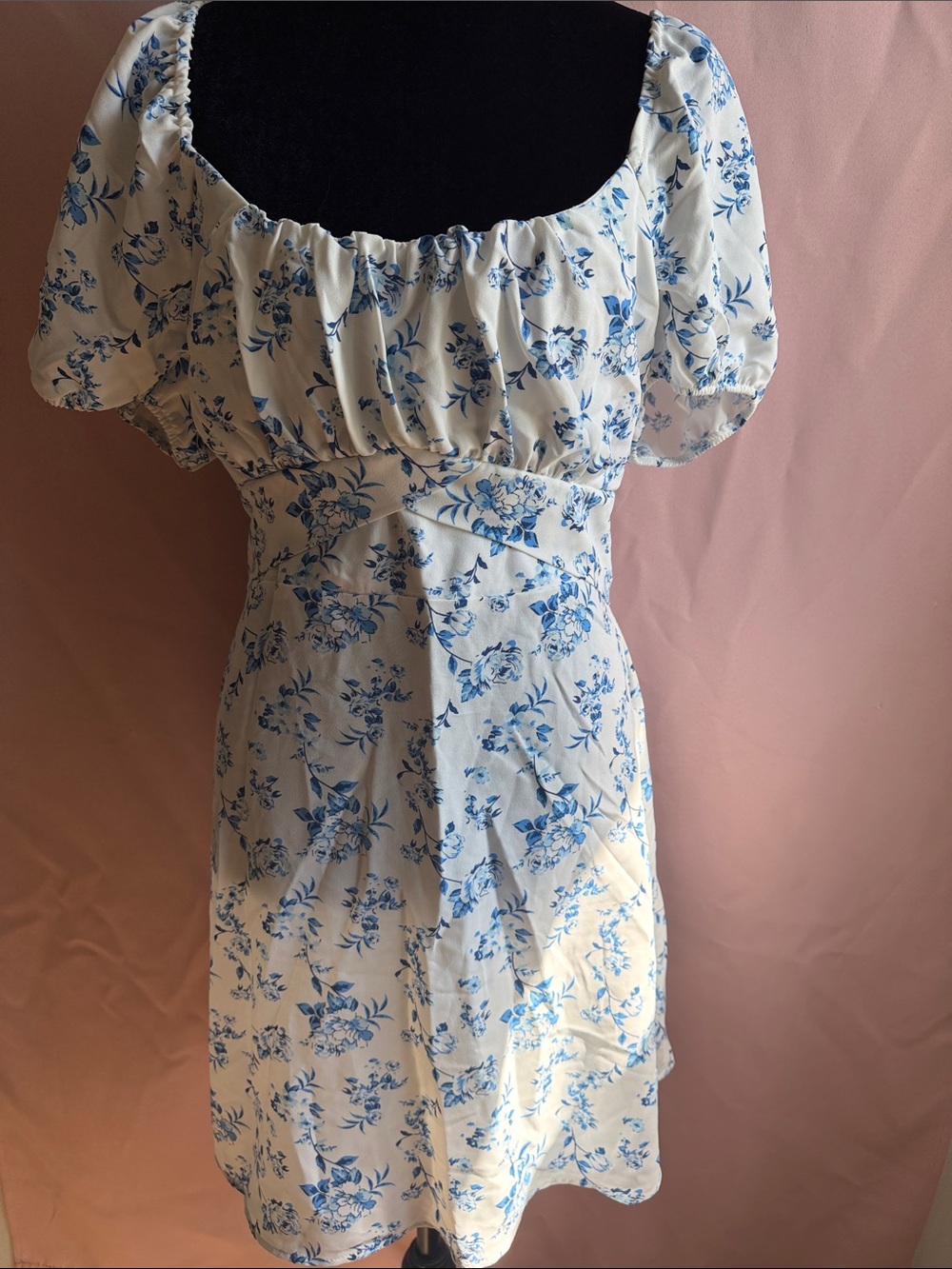 Discreet White Dress with Blue Floral Print and Puff Sleeves